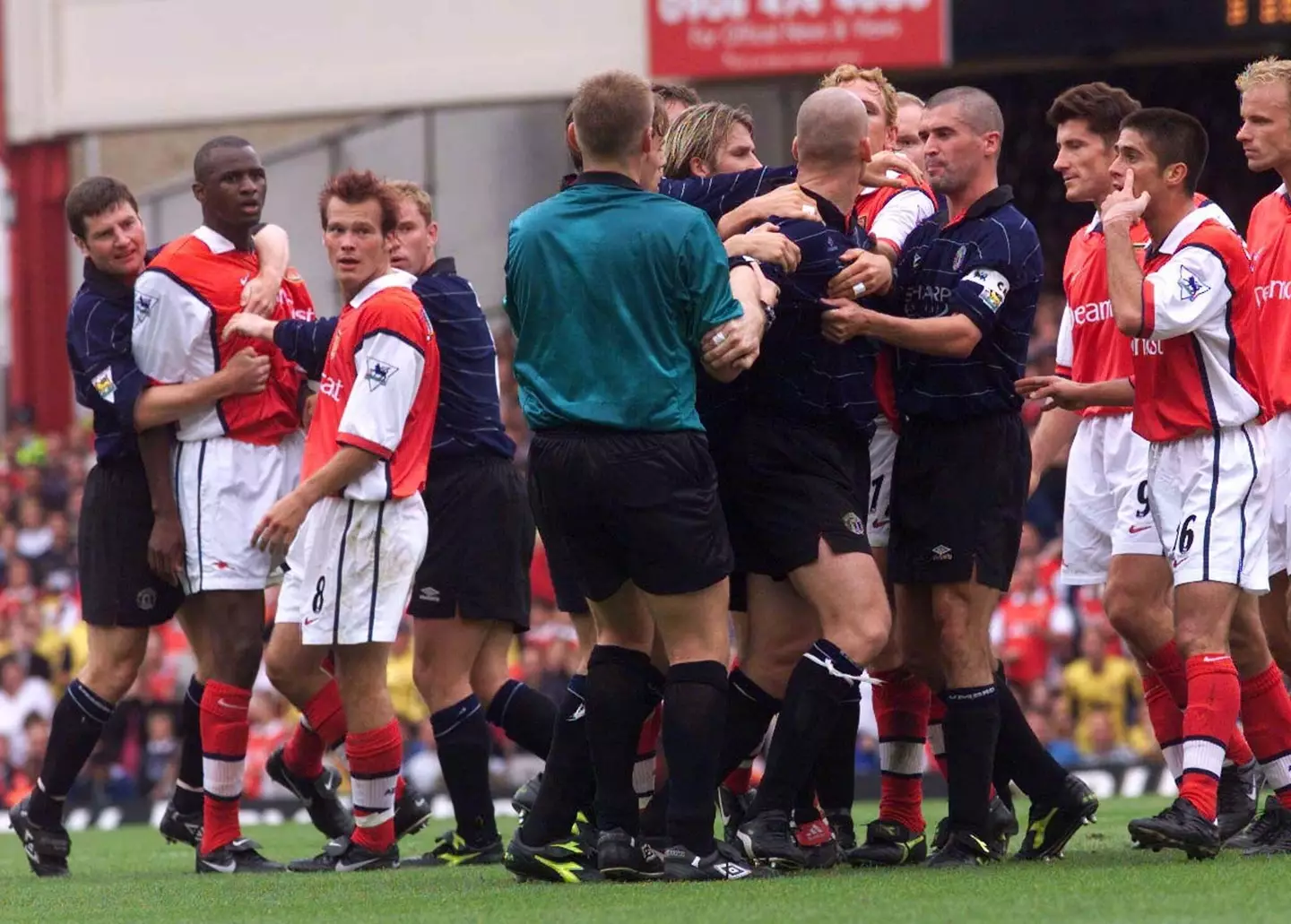 Roy Keane in a heated exchange with the Arsenal team in 1999/00. (Alamy)