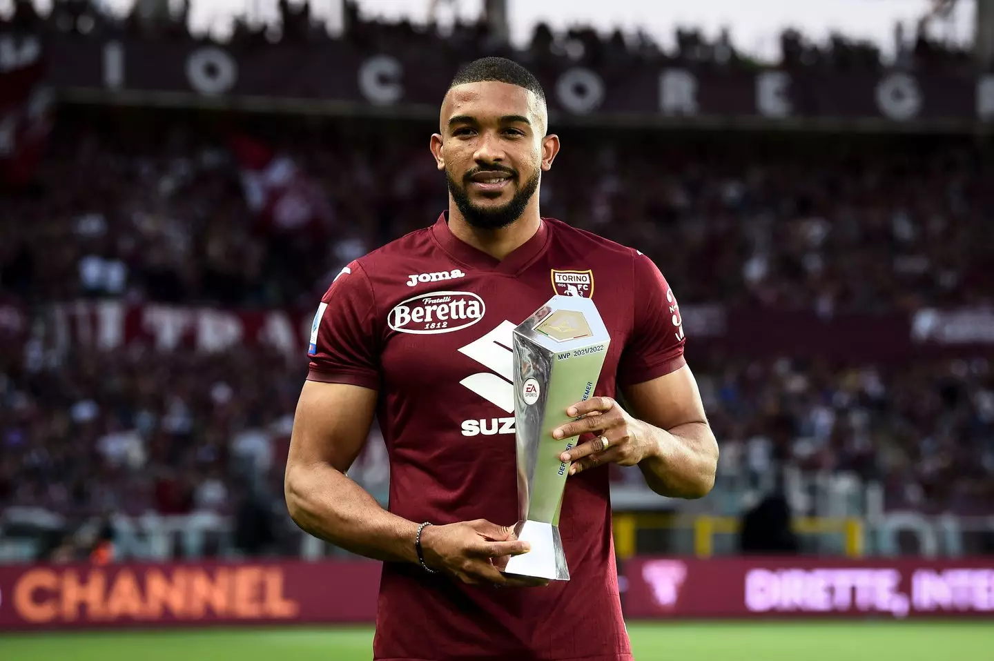 Gleison Bremer collects his Serie A Best Defender award. (Alamy)