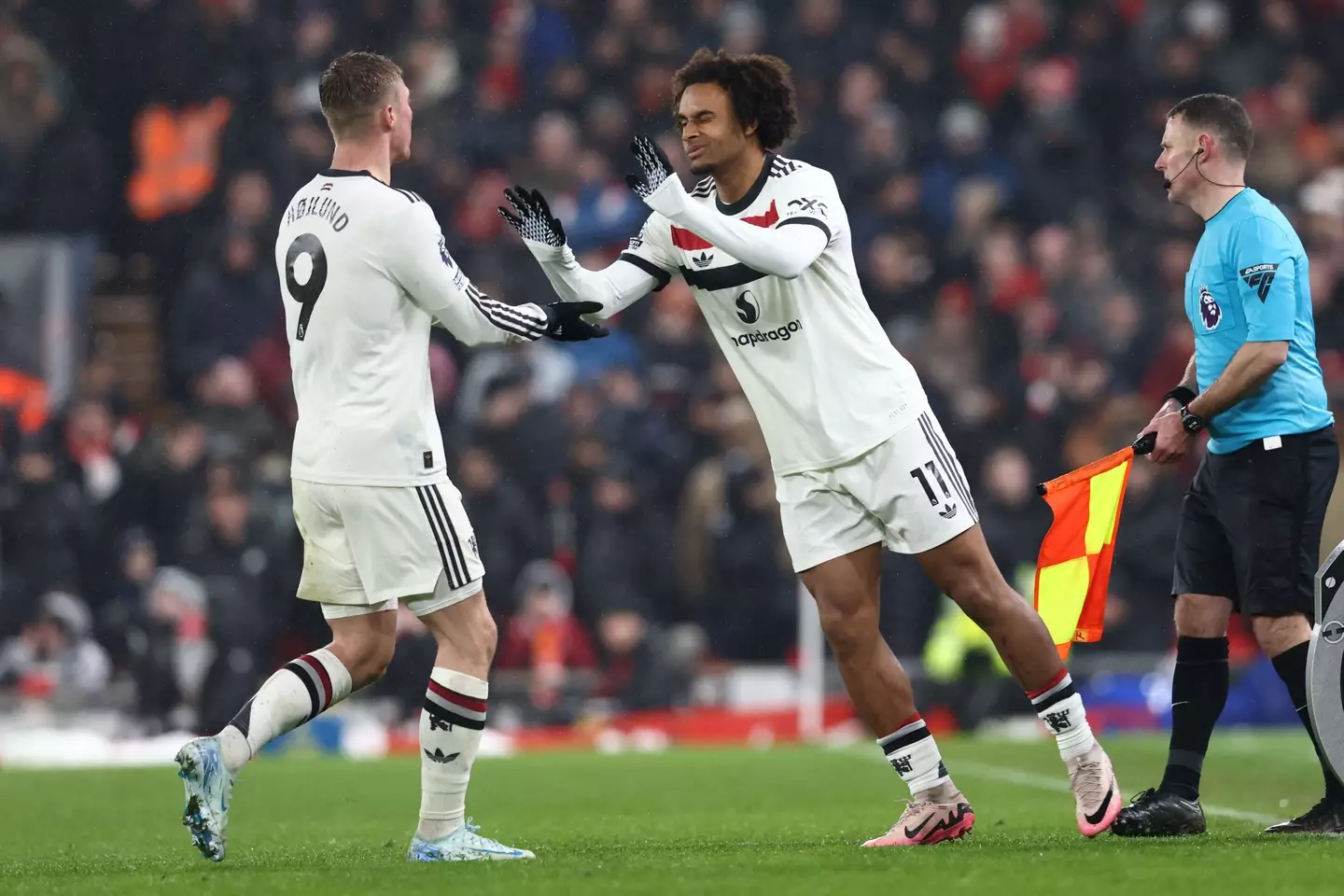 Rasmus Hojlund(L) and Joshua Zirkzee(R) have struggled at Manchester United this season. Image: Getty