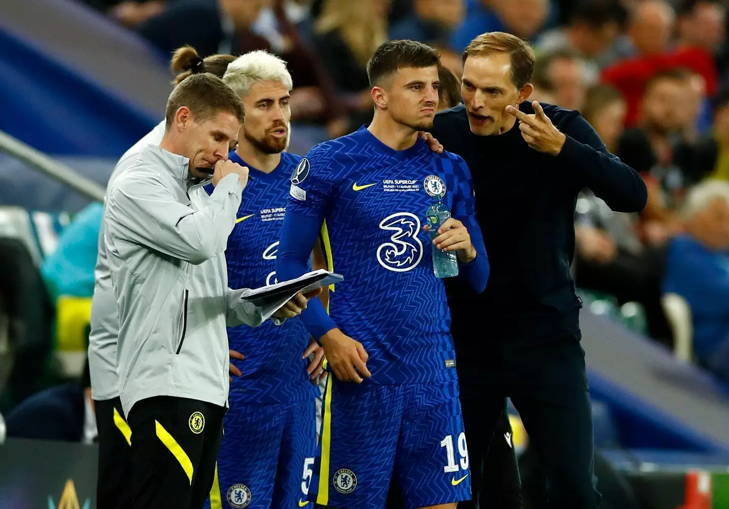 Chelsea manager Thomas Tuchel gives instructions to Jorginho and Mason Mount. (Alamy)