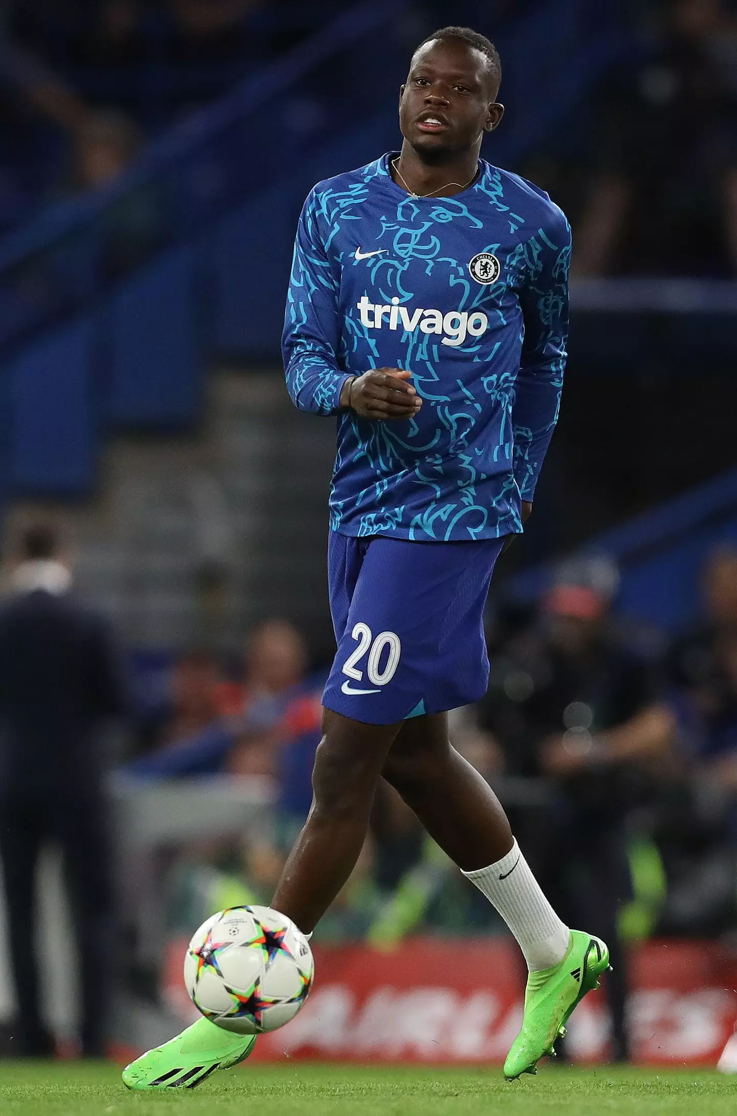 Denis Zakaria warming up for Chelsea before UEFA Champions League match. (Alamy)