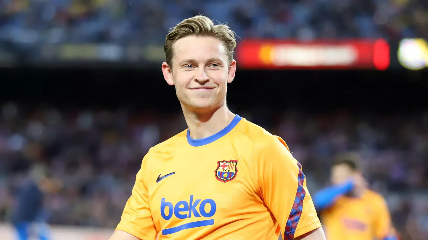 Frenkie de Jong warming up for FC Barcelona