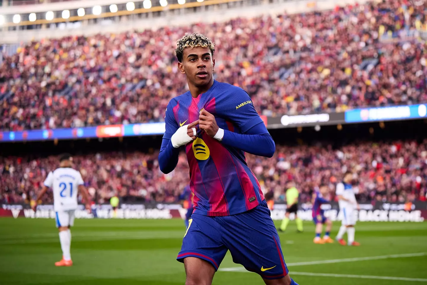 Lamine Yamal scored as Barcelona beat Alaves 3-1. Image: Getty