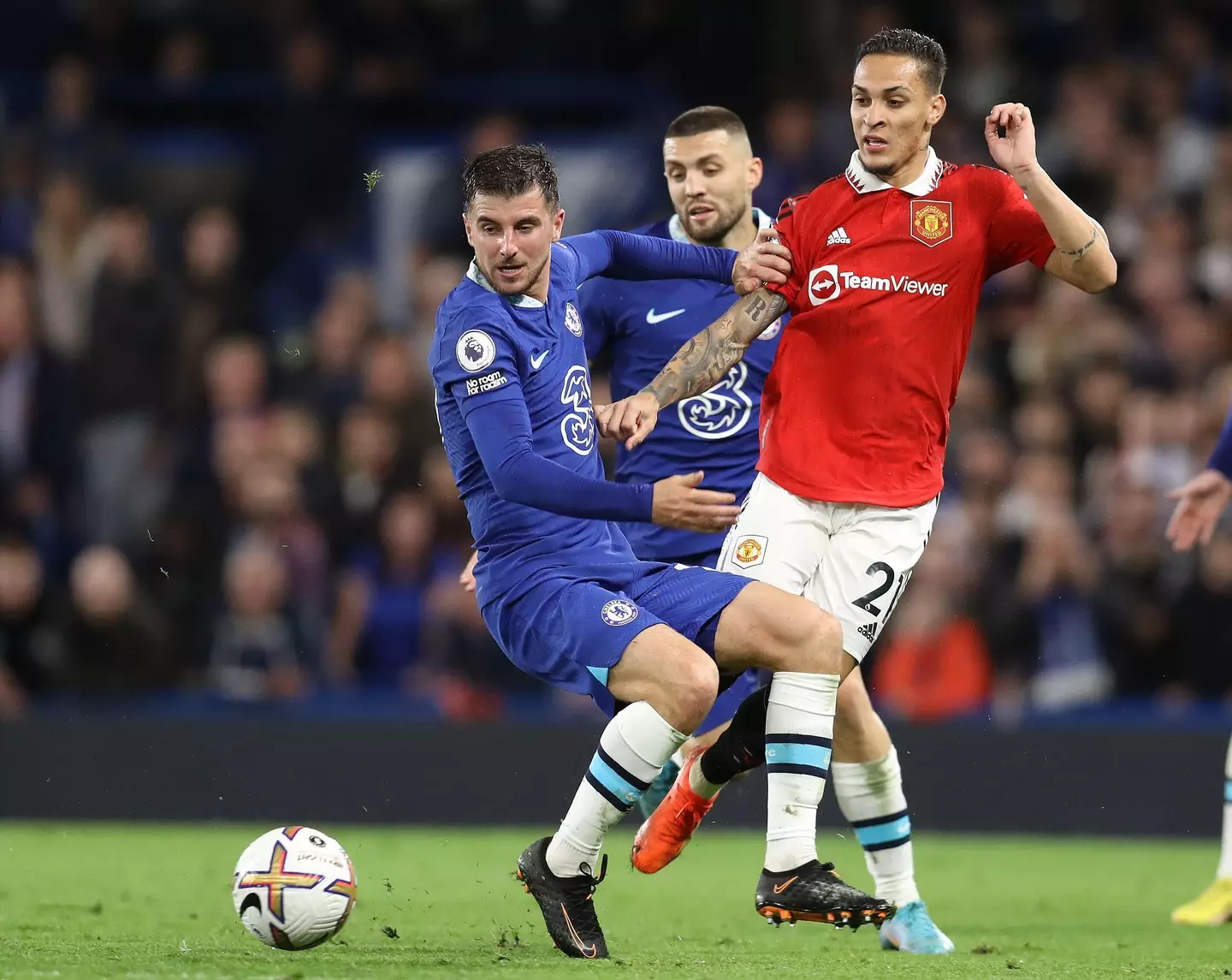 Mason Mount and Mateo Kovacic in action for Chelsea. Image: Alamy 