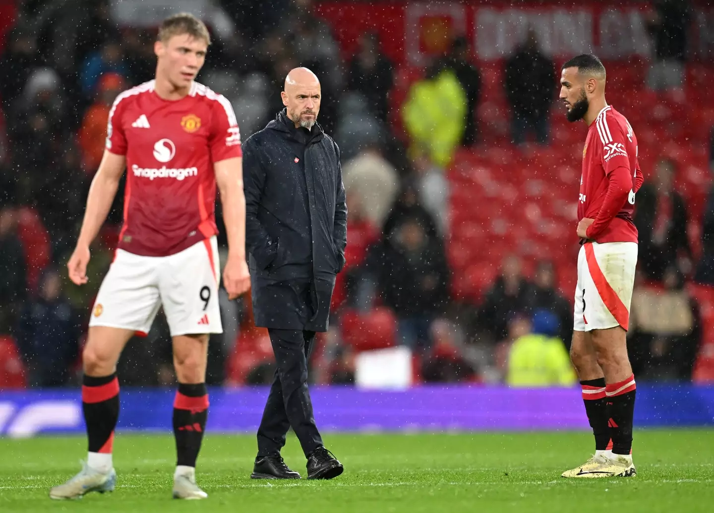 Erik ten Hag and the Manchester United players react to their defeat to Tottenham. Image: Getty