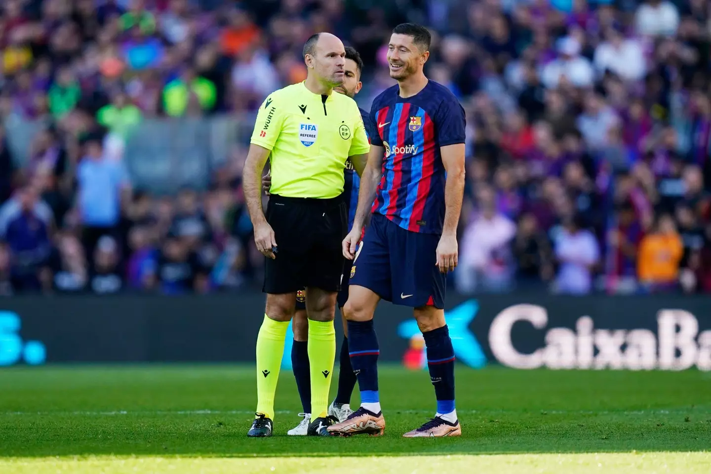 Mateu Lahoz speaks to Robert Lewandowski during Barcelona vs. Espanyol. Image: Alamy