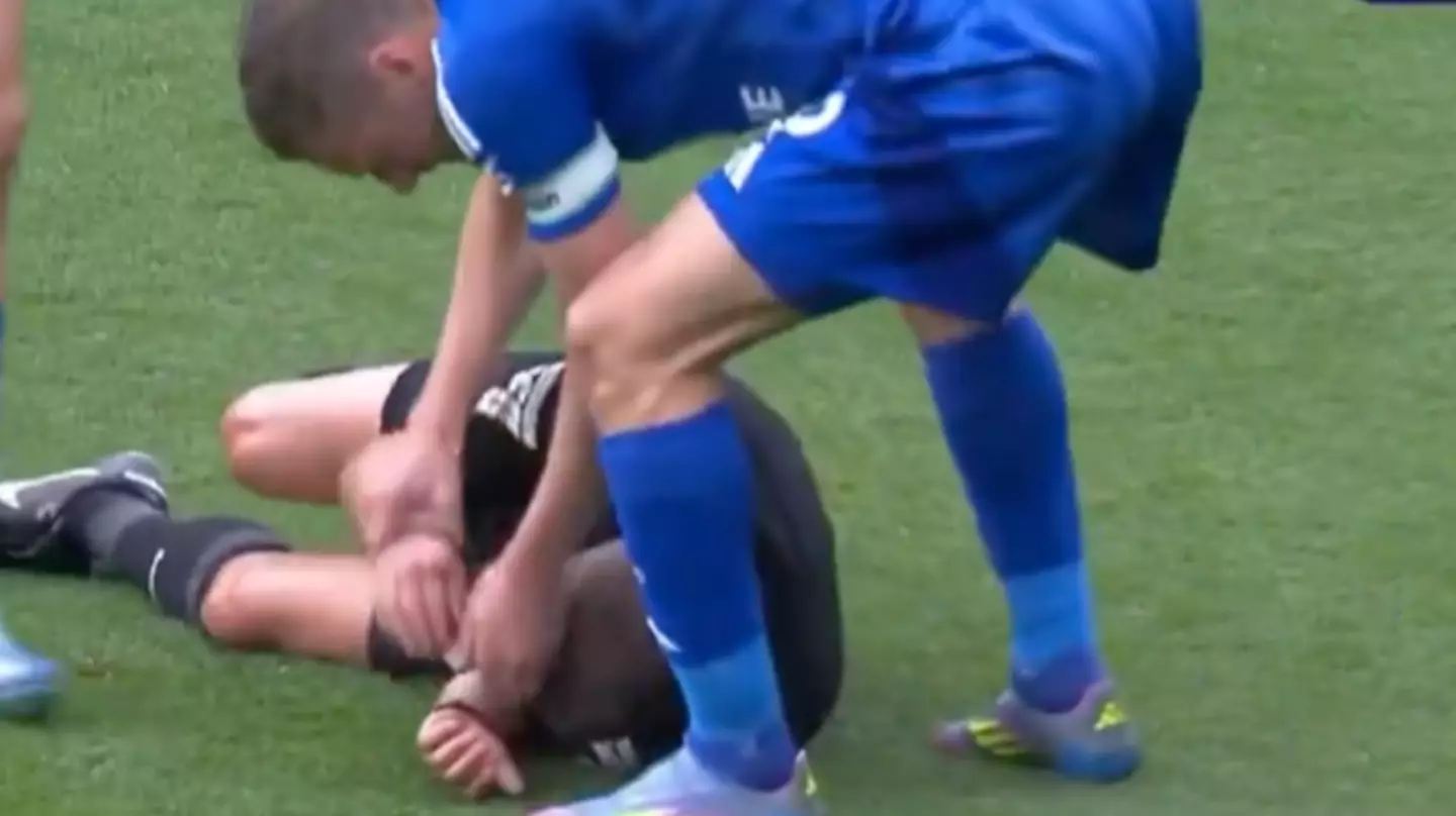Jamie Vardy leaves fans in total disbelief after they witness what he did to referee who was down injured