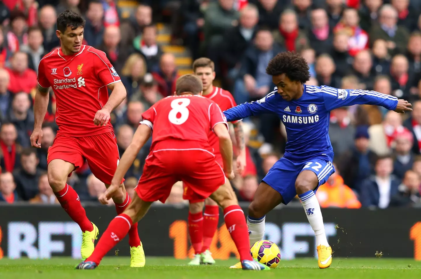 Steven Gerrard and Willian in action during Liverpool vs. Chelsea. Image: Getty
