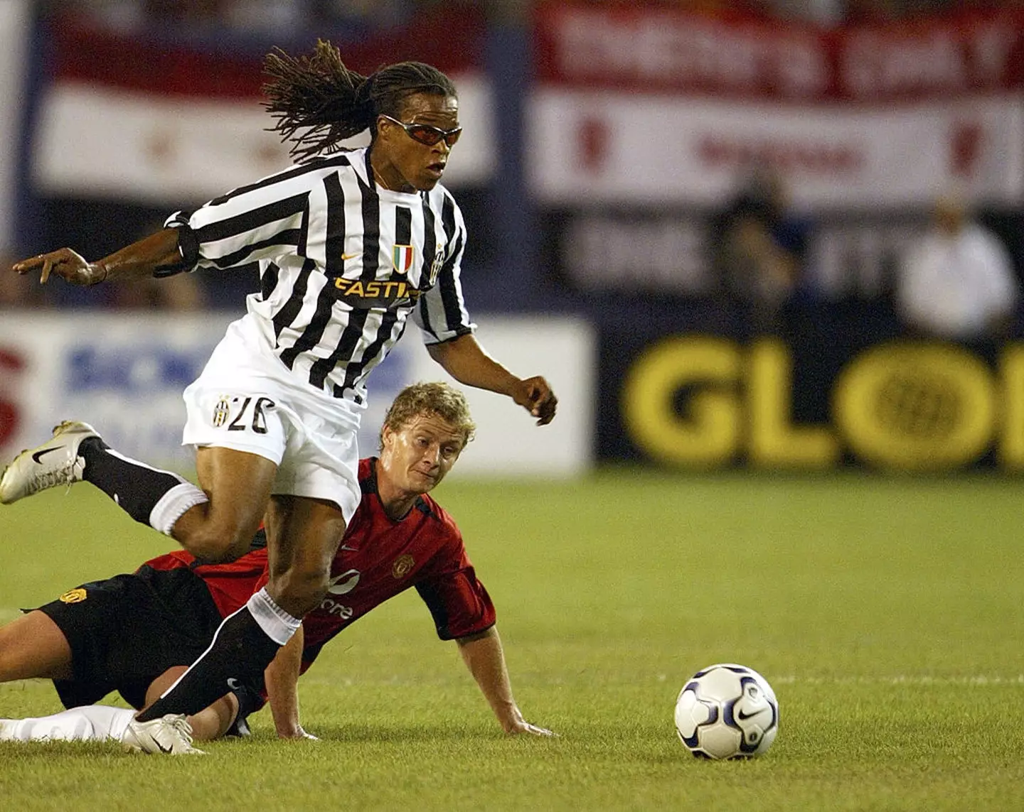 Edgar Davids in action against Man United (Credit:Getty)