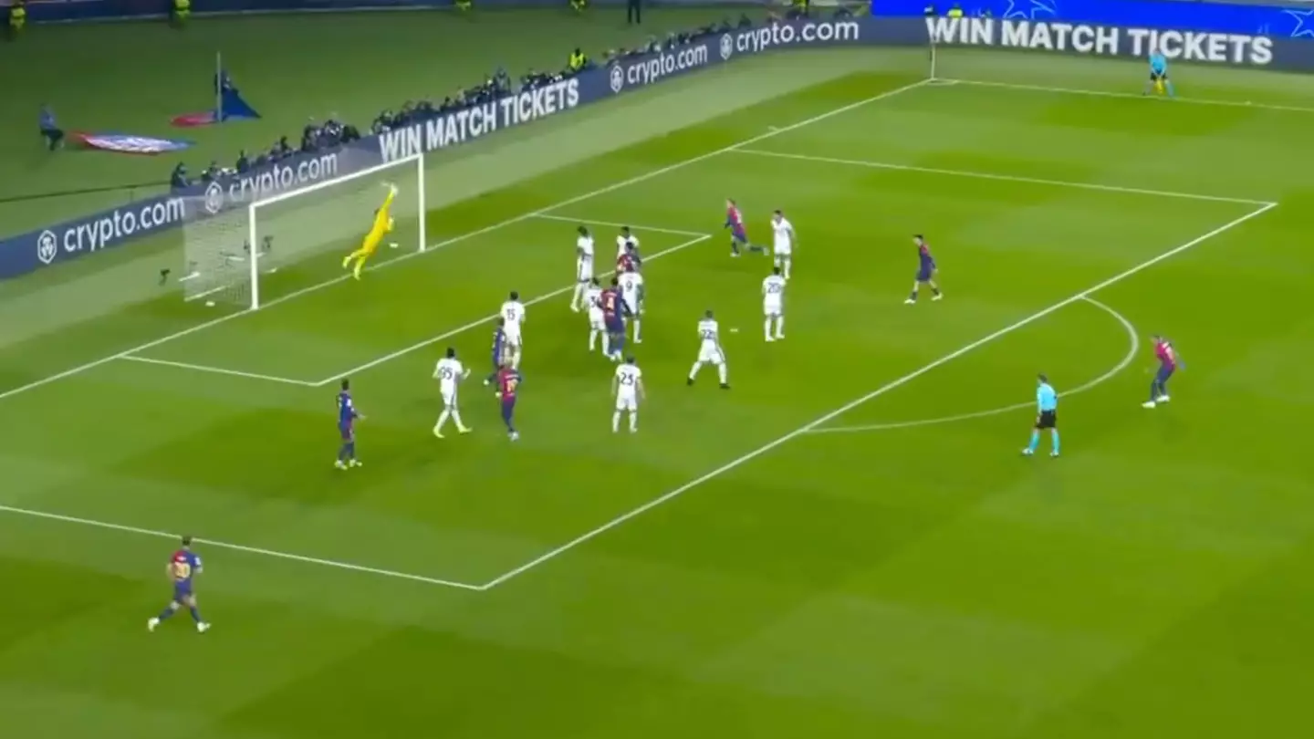 Football fans hail the sound of Raphinha's insane strike off the crossbar for Barcelona