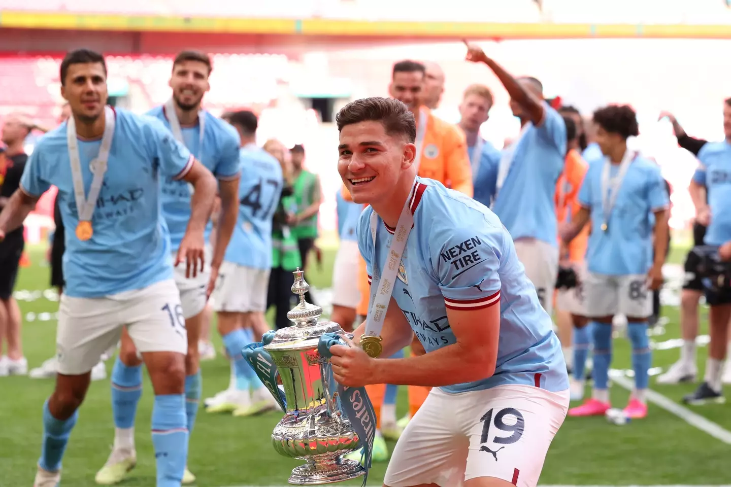 Julian Alvarez finally had to courage to celebrate with the FA Cup trophy. (