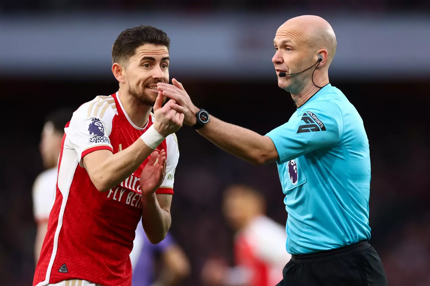 Jorginho and Anthony Taylor speak during Arsenal vs. Liverpool. Image: Getty