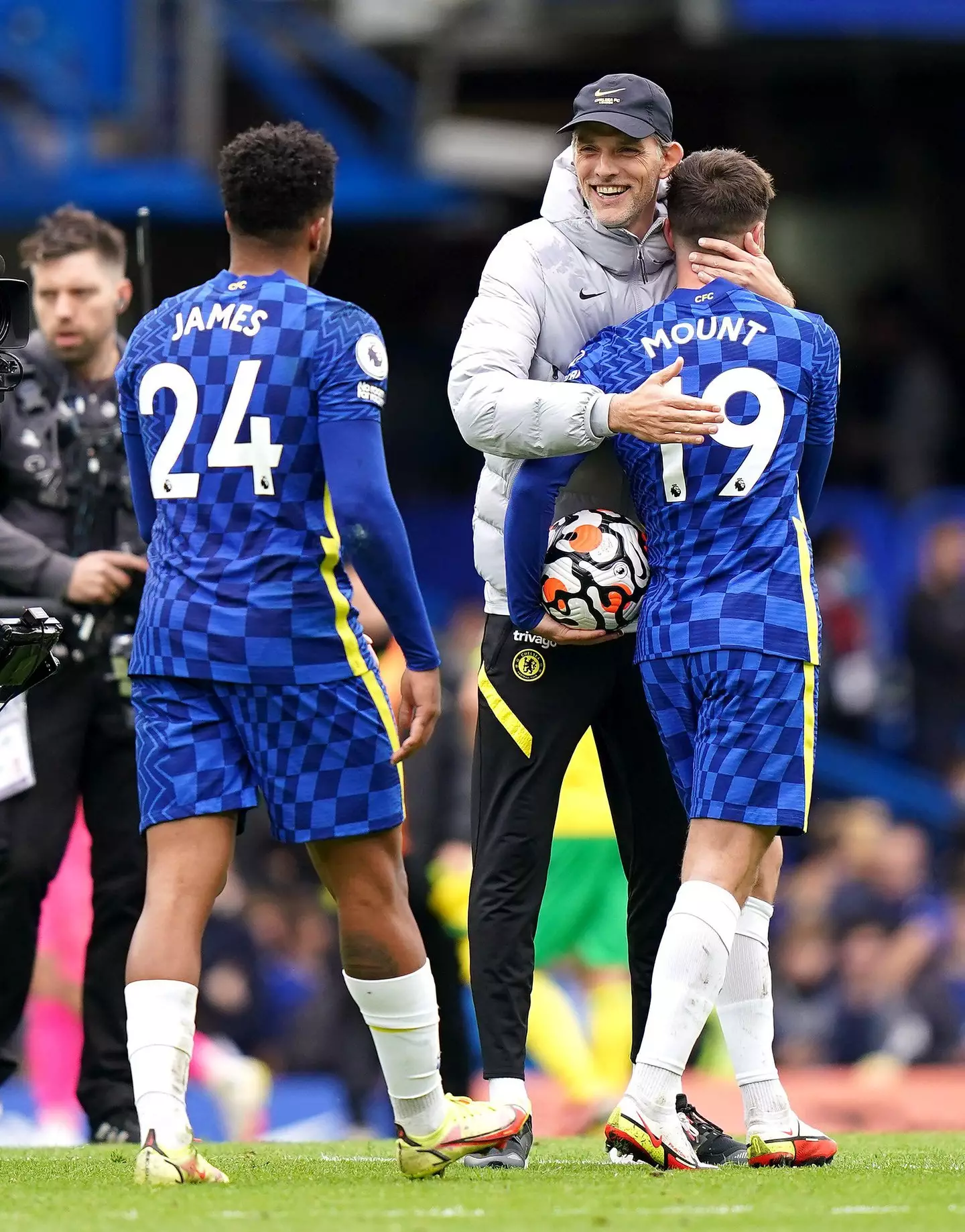 Chelsea manager Thomas Tuchel (centre) celebrates with Mason Mount (right) after the final whistle in the Premier League match at Stamford Bridge. (Alamy)