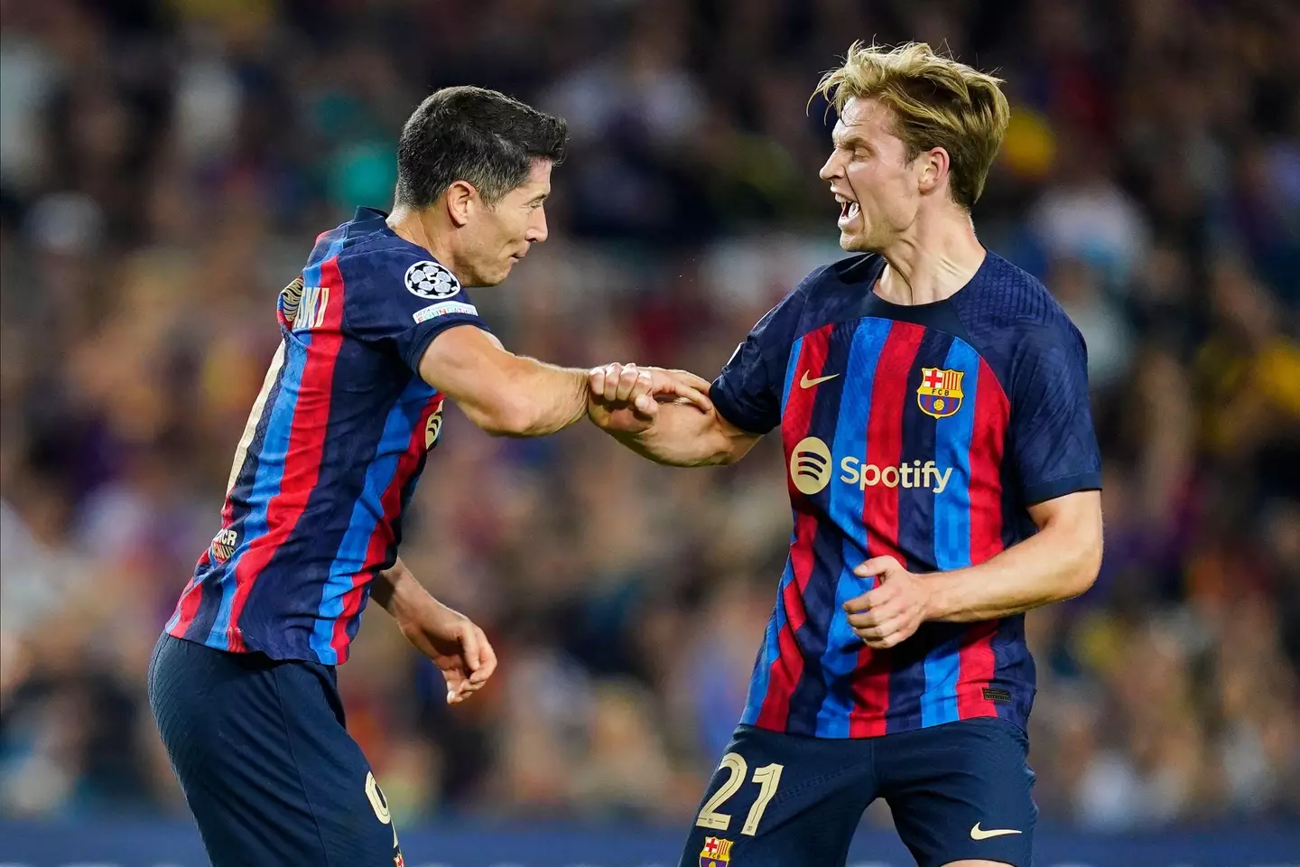 Lewandowski celebrates with Frenkie de Jong. (Image