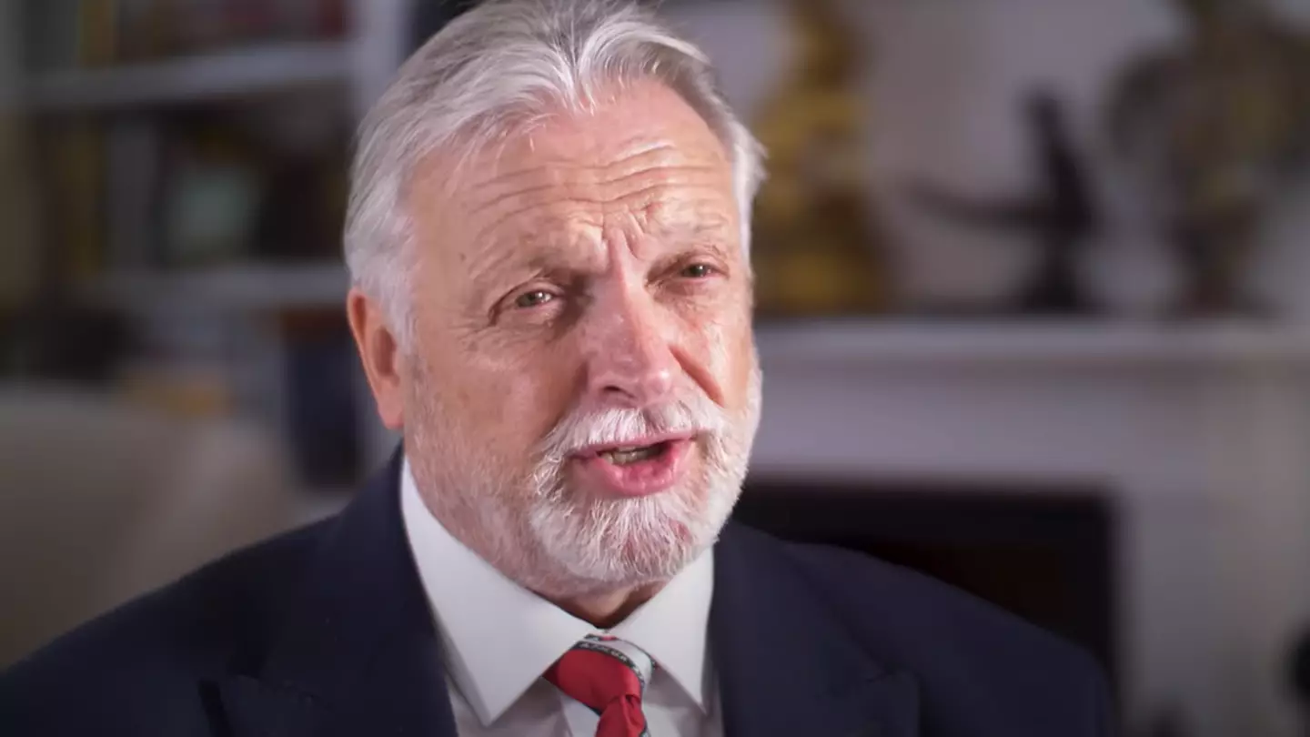 Michael Knighton, who is preparing a Manchester United take over, labels a Fan Share Scheme a "smoke screen" to keep the Glazers in power