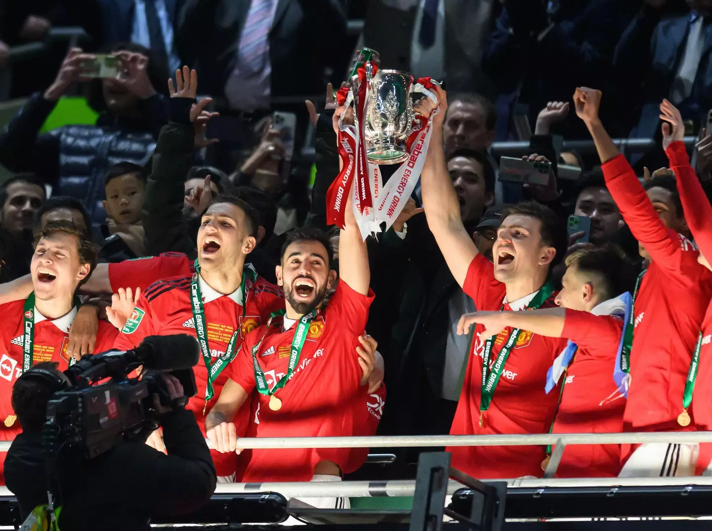 United players lift the trophy. Image: Alamy