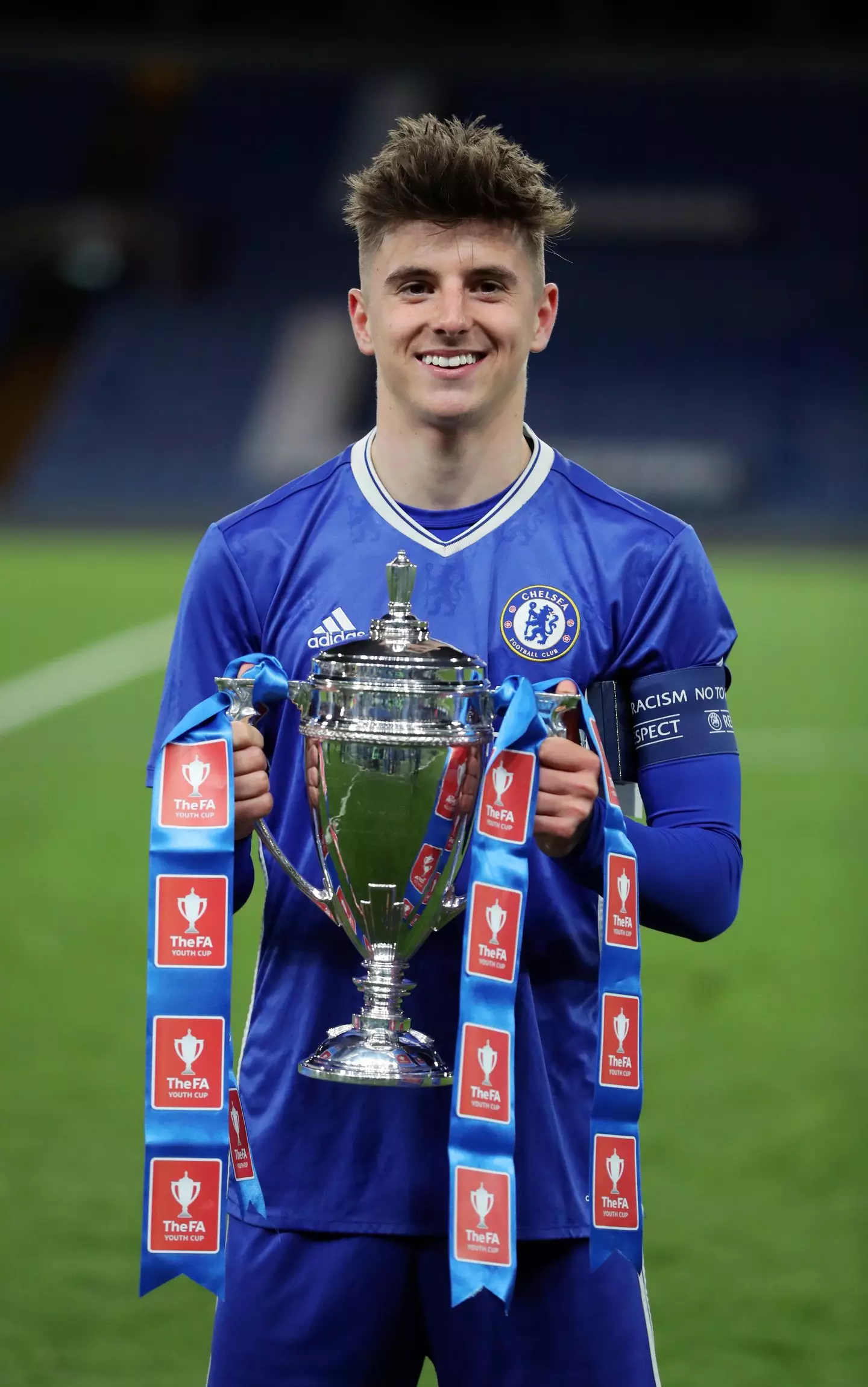 Mason Mount captaining the Chelsea youth team. (Alamy)