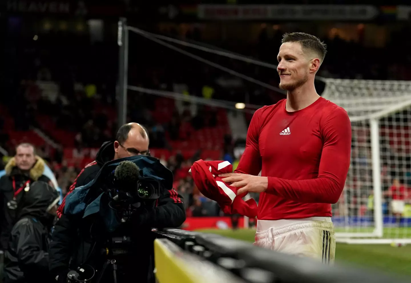 Weghorst gifts his shirt to a fan. Image: Alamy