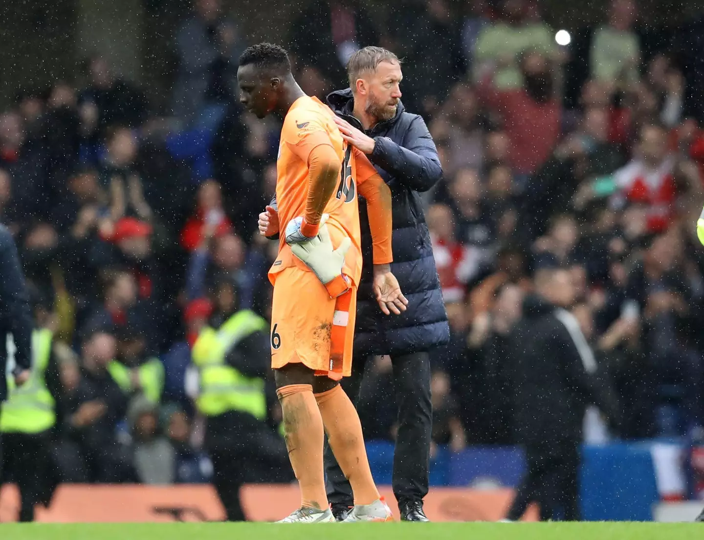 Graham Potter and Edouard Mendy after the loss against Arsenal. (Alamy)