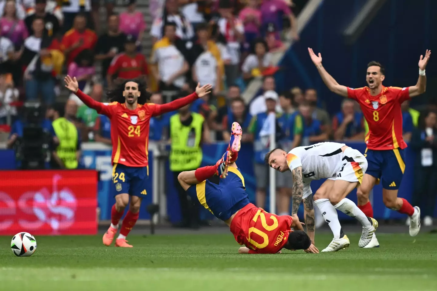 Toni Kroos injured Pedri (Getty)