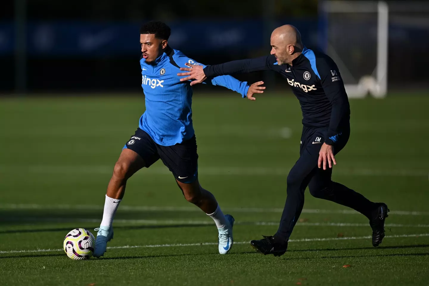 Jadon Sancho and Enzo Maresca during a Chelsea training session. Image: Getty