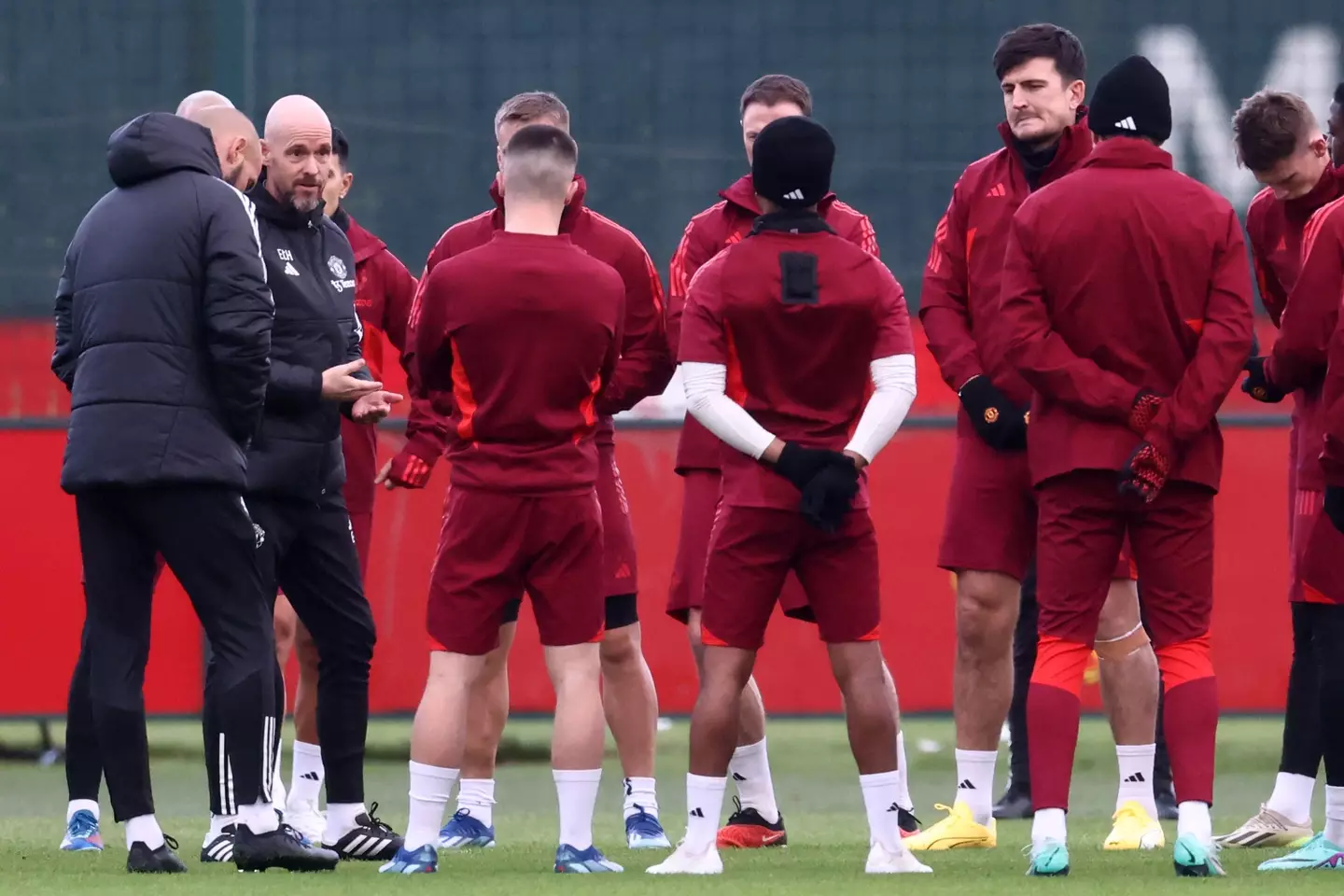 Erik ten Hag speaks to his players in a training session. Image: Getty 