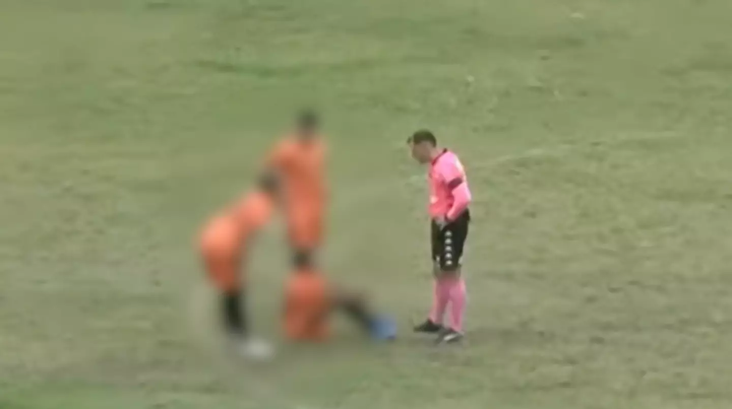 The referee reported that the boy sat on the field crying following the insults. Image credit: Globo