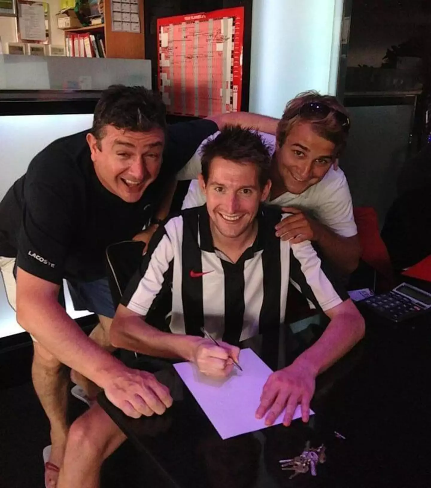Mick y Lewis firman sus primeros contratos con Bruno's Magpies. Crédito de la imagen: Lewis Perry.