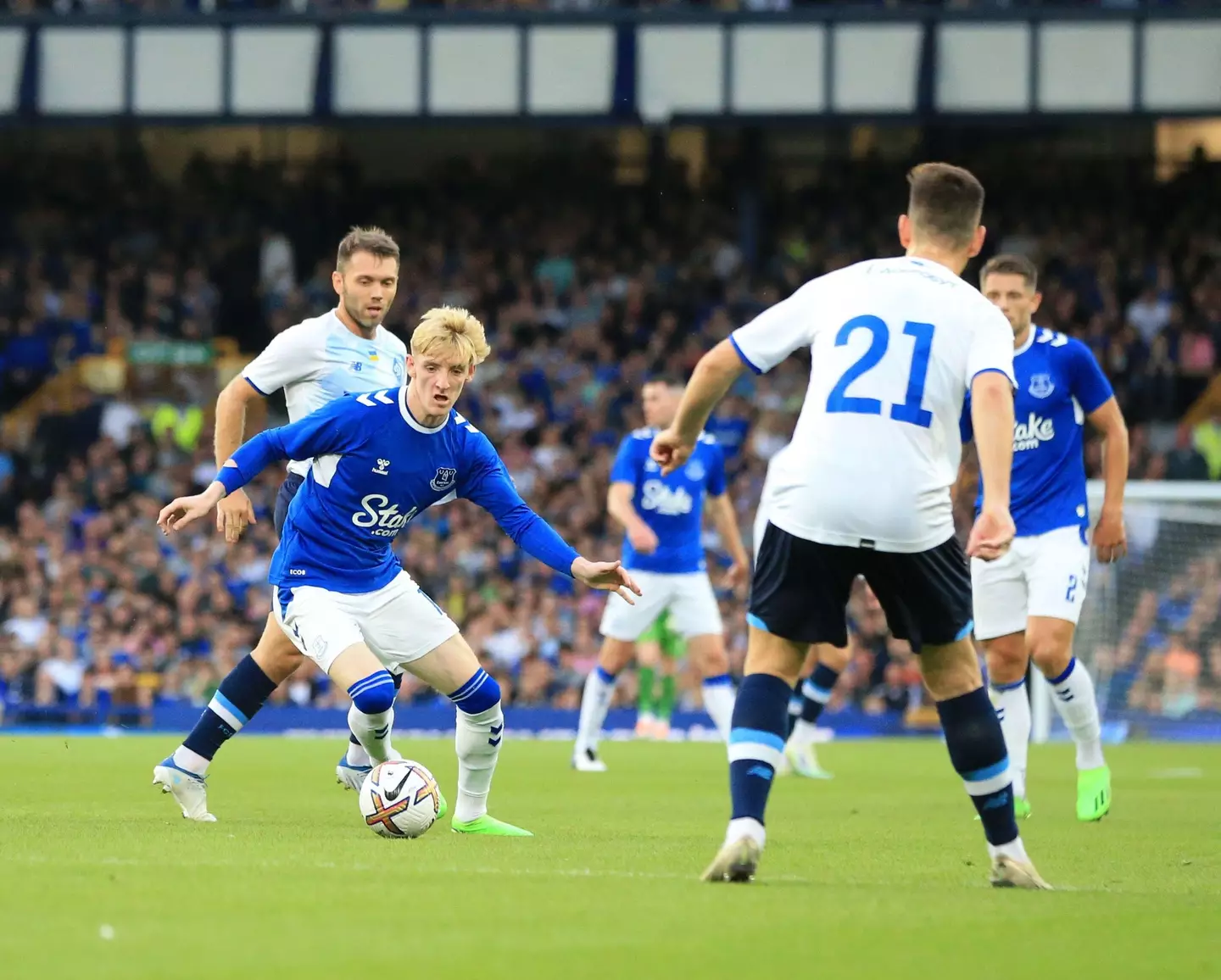 Anthony Gordon could soon move to Chelsea this summer. (Alamy)