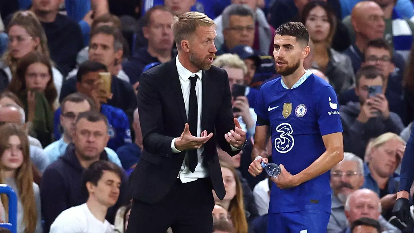 Chelsea manager Graham Potter gives instructions to Jorginho. (Alamy)