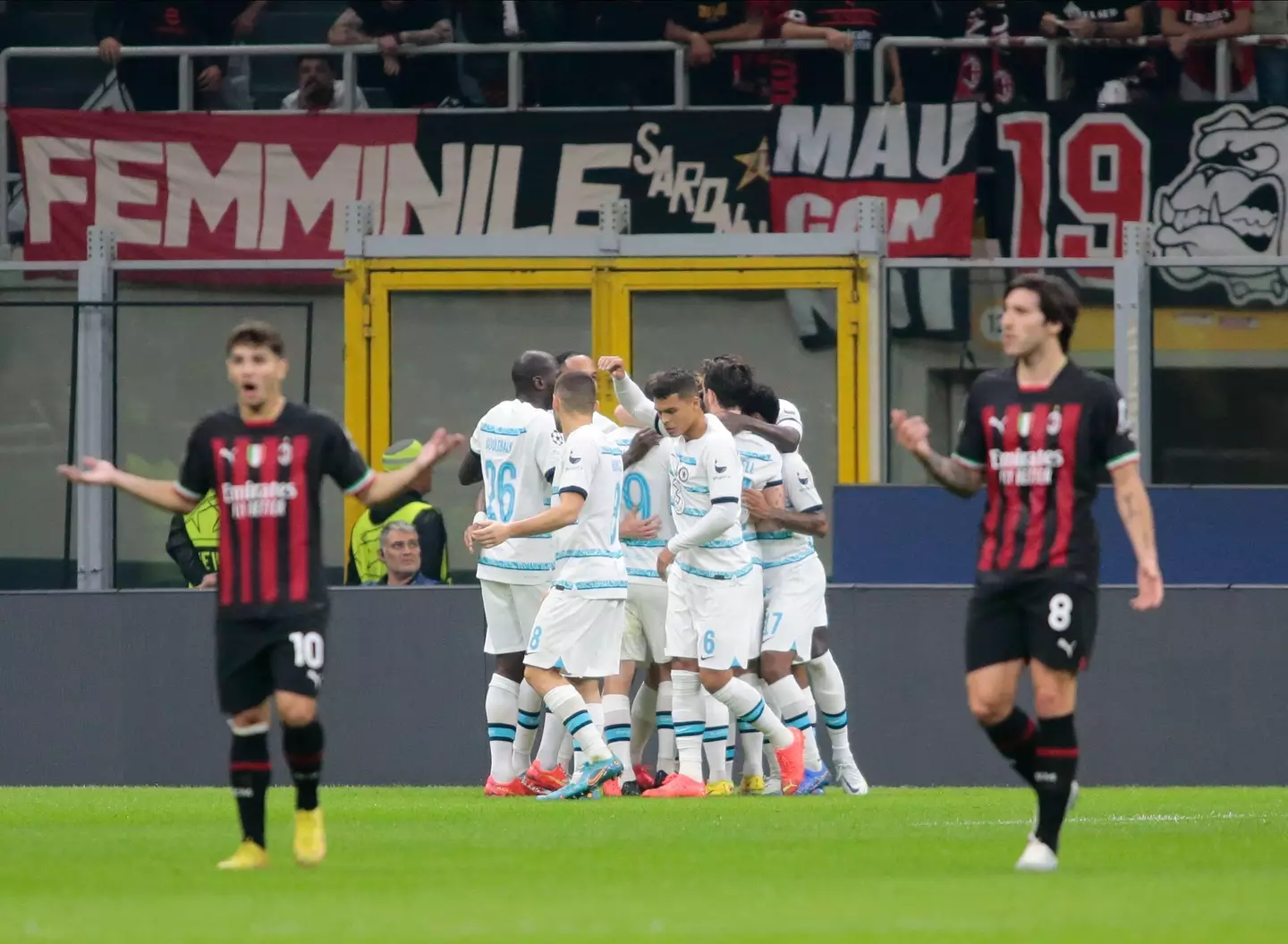 The Chelsea players celebrate Jorginho's opener at the San Siro against AC Milan. (Alamy)