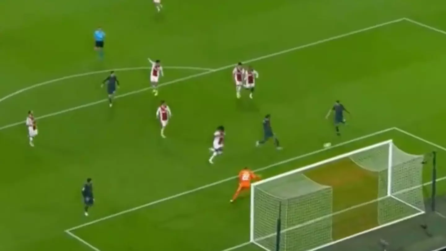 Darwin Nunez misses open goal from five yards out against Ajax