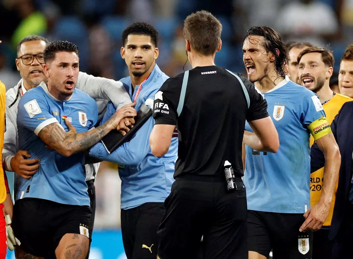 Gimenez and Cavani with referee Daniel Siebert after the full-time whistle. (image