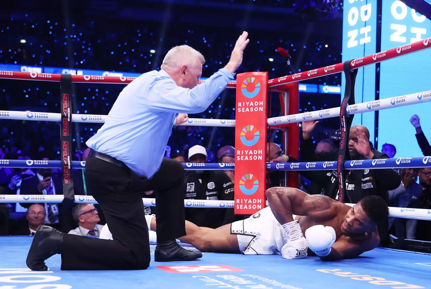 Referee waves off Anthony Joshua vs. Daniel Dubois. Image: Getty