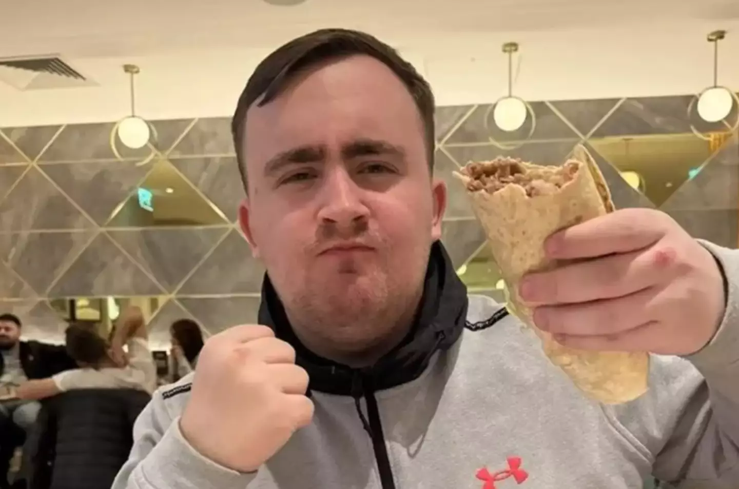 Luke Littler tucking into a doner kebab. Image: X/@LukeTheNuke180