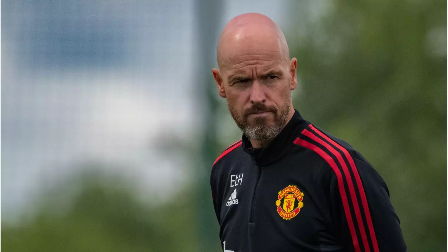 Erik ten Hag watches on as his Manchester United players train. (Man Utd)