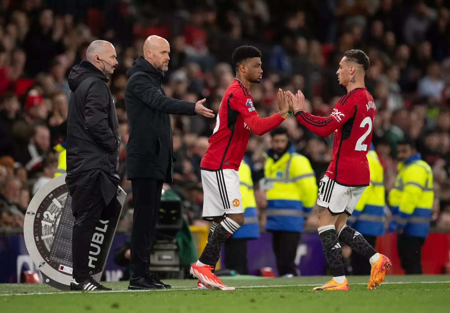 Erik ten Hag brings on Amad Diallo for Antony. Image: Getty