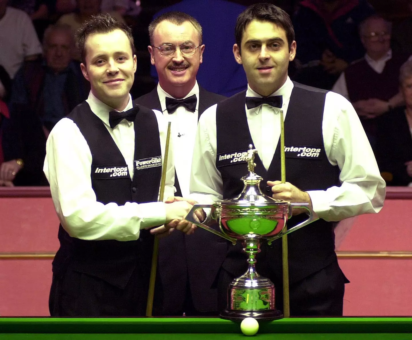 Ronnie O'Sullivan before the 2001 World Snooker Championship final against John Higgins (left) (