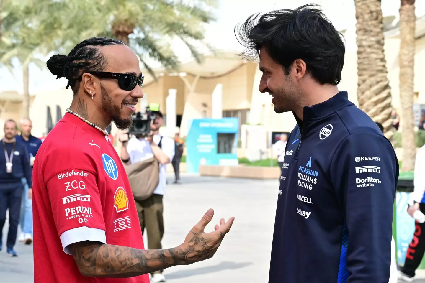Carlos Sainz reveals huge favour he did for Lewis Hamilton after being replaced by F1 legend at Ferrari