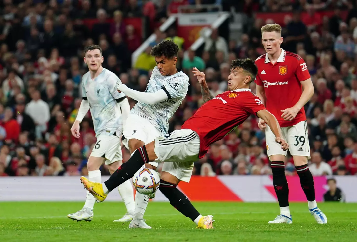 Lisandro Martinez challenges Fabio Carvalho in the second half. (Image