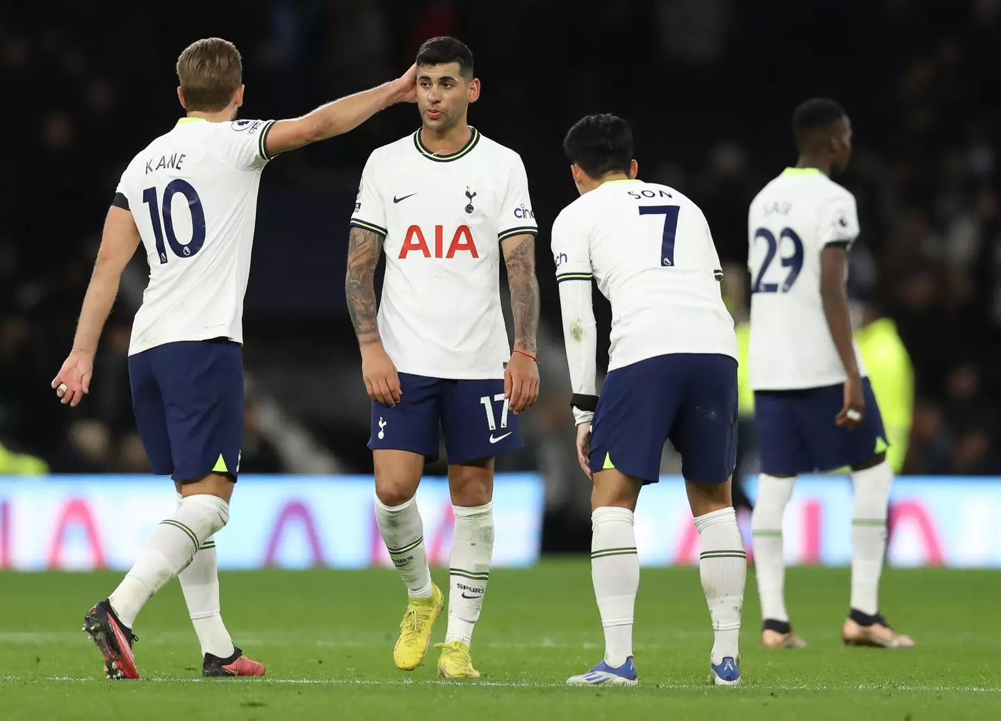 Harry Kane consoles Cristian Romero. (Image