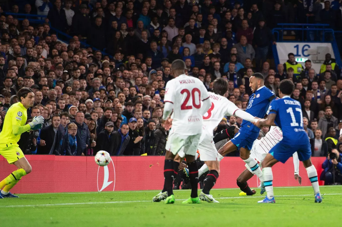 Pierre-Emerick Aubameyang scoring against AC Milan. (Alamy)