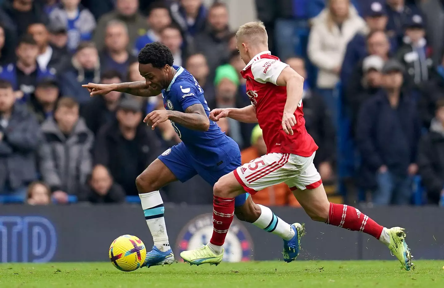 Chelsea’s Raheem Sterling (left) and Arsenal’s Oleksandr Zinchenko battle for the ball during the Premier League match. (Alamy)