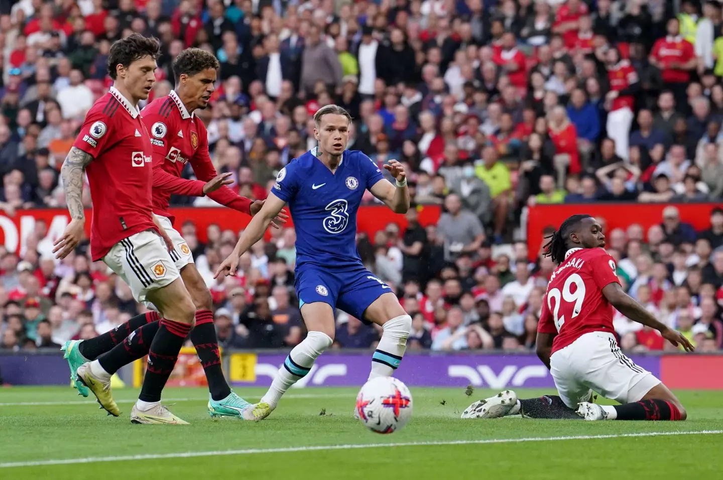 Mykhailo Mudryk misses the target. Image: Alamy 