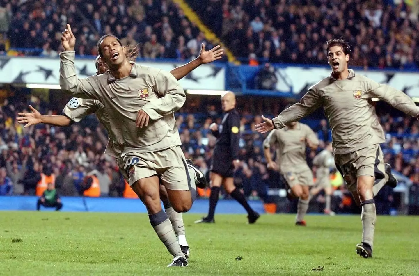 Ronaldinho scores at Stamford Bridge 