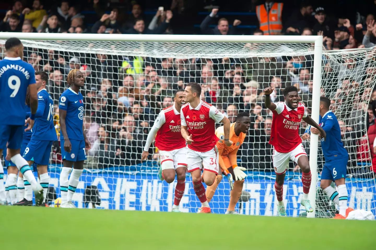 Arsenal players celebrates the goal scored by Gabriel of Arsenal during the Premier League match between Chelsea and Arsenal at Stamford Bridge. (Alamy