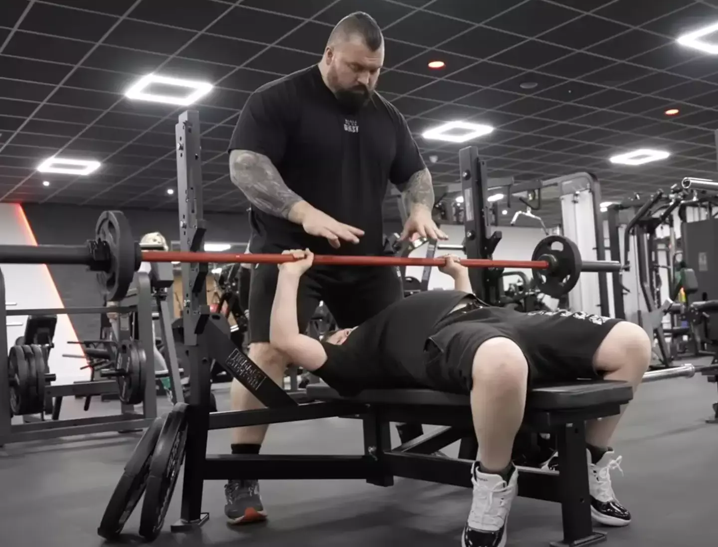 Maximus Hall can be seen pressing 40kg in the video.