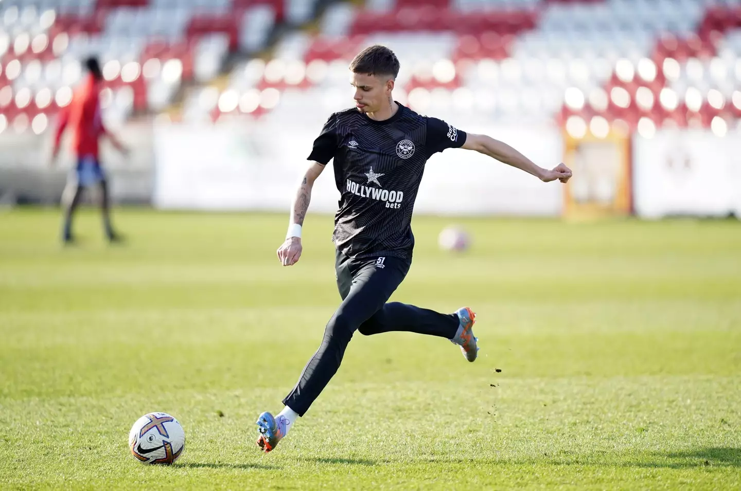 Romeo Beckham warming up for Brentford. Image: Alamy
