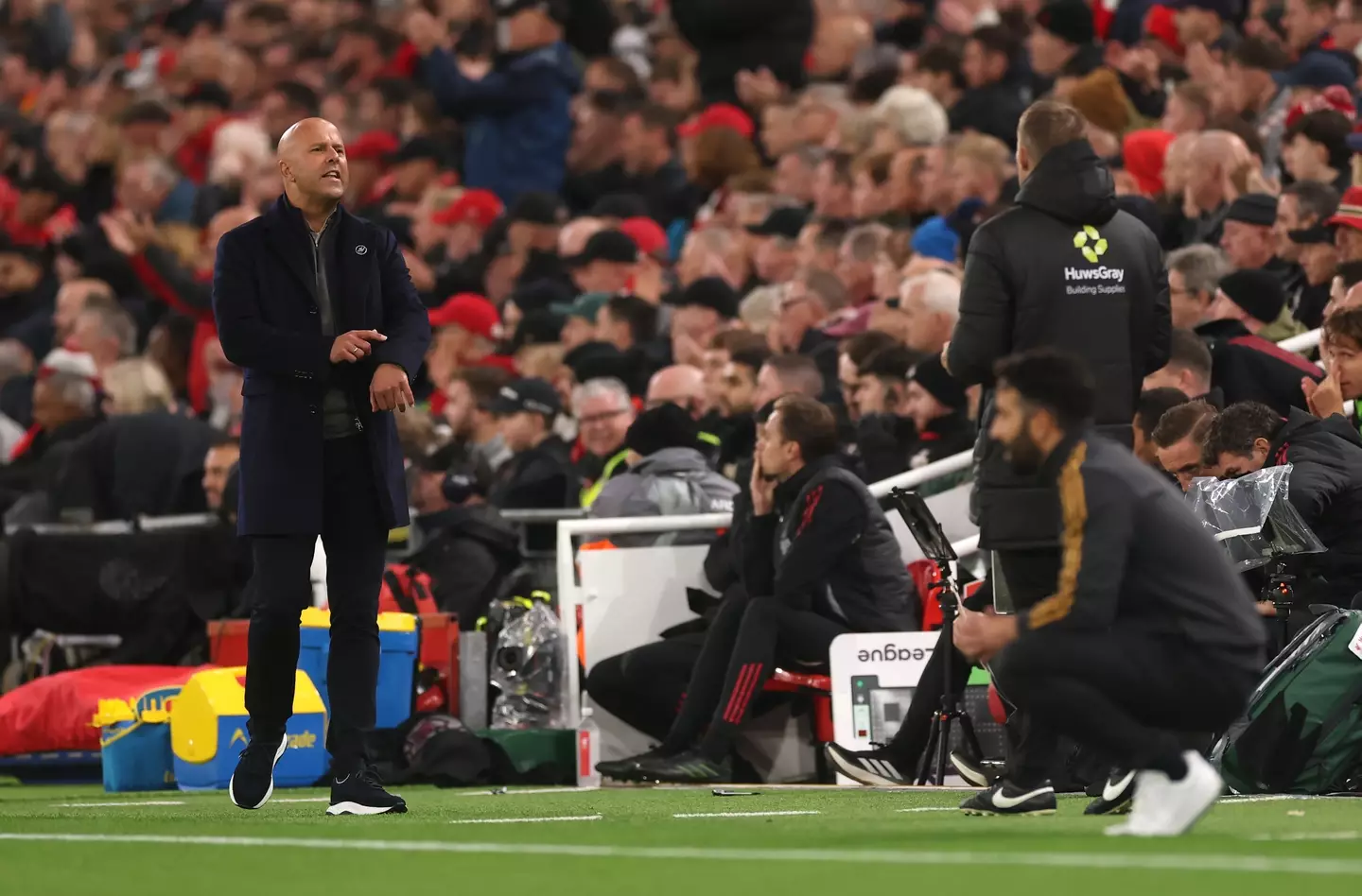 Arne Slot threw the ball to one of his players. Image: Getty