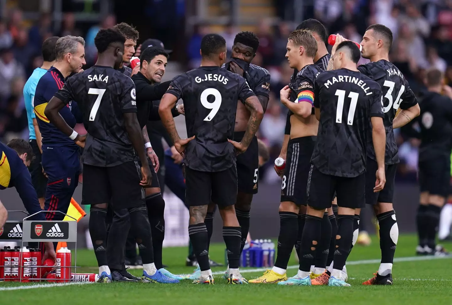 Arteta speaks to his players against Southampton. (Image